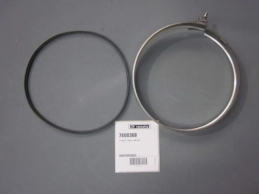 Zwei Metallringe von Remeha, einer mit Befestigungselement, der andere flexibel. Zusätzlich ein Etikett mit Produktnummer. Hintergrund in einheitlichem Grau.